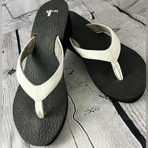 Sanuk flip flops, white strap with black sole, size 9